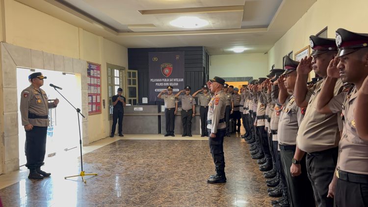 Kapolres Buru Selatan Andi P. Lorena Pimpin Upacara Kenaikan Pangkat Personil Polres Buru Selatan Periode 1 Juli 2025