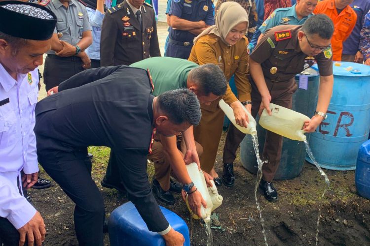 Sinergi Jaga Banda, Kalapas Bandanaira Hadiri Pemusnahan 1.100 Liter Miras