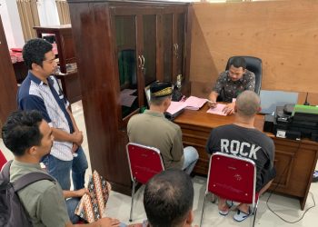 Polres Buru Serahkan Tiga Tersangka dan Barang Bukti Kasus Pembakaran Kantor KPU ke Kejaksaan