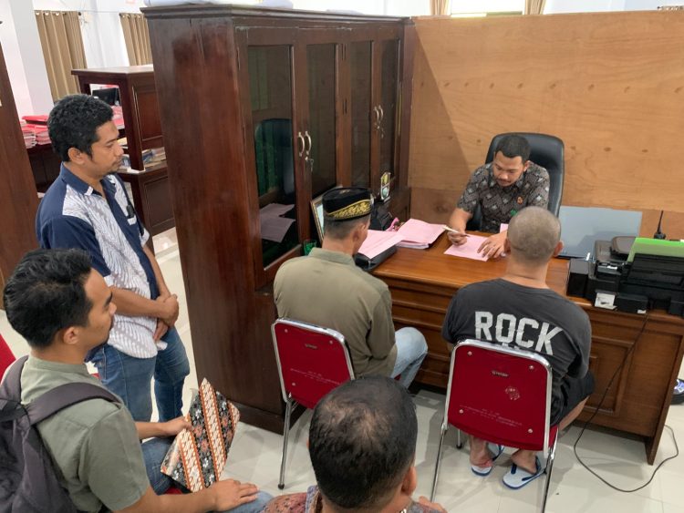 Polres Buru Serahkan Tiga Tersangka dan Barang Bukti Kasus Pembakaran Kantor KPU ke Kejaksaan