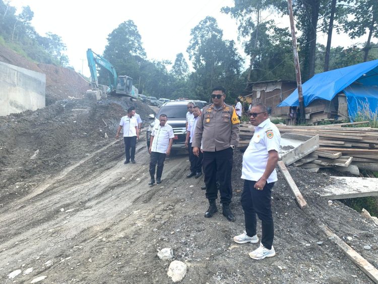 Kapolres Buru Selatan Melaksanakan Peninjauan di Beberapa Lokasi terdampak Banjir dan Peninjauan Pembangunan Jalan dan Jembatan