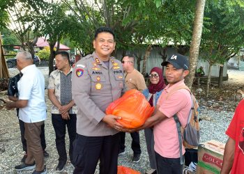 Kapolres Buru Selatan Tinjau Daerah terdampak banjir di Kecamatan Waesama Serta Salurkan bantuan Untuk Warga