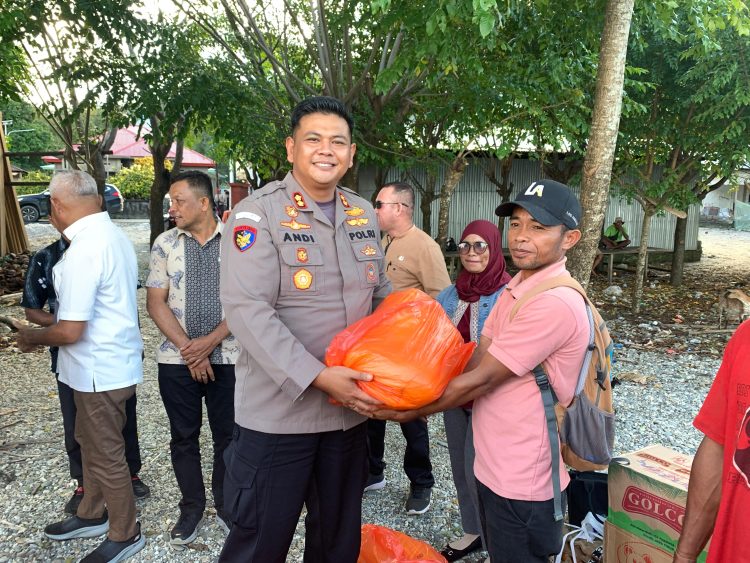 Kapolres Buru Selatan Tinjau Daerah terdampak banjir di Kecamatan Waesama Serta Salurkan bantuan Untuk Warga