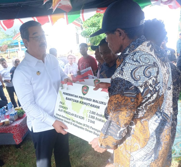 Gubernur Serahkan Bantuan Dan Tanam Kopi Liberika di SBT: Dorong Kopi Lokal Jadi Primadona Ekonomi Baru Maluku