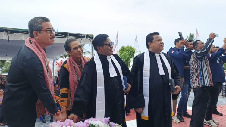 Gubernur Hadiri Pentahbisan Gereja Lywan Soru Jemaat GPM Watidal KKT