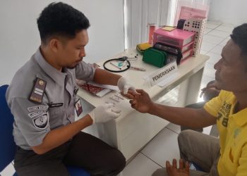 Tindakan Pencegahan Penyakit Menular, Petugas Medis Lapas Namlea Cek Kesehatan Warga Binaan