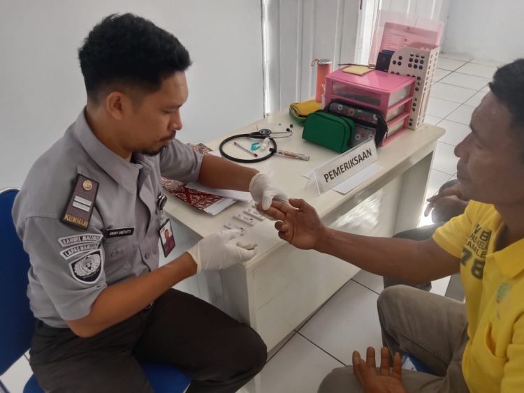 Tindakan Pencegahan Penyakit Menular, Petugas Medis Lapas Namlea Cek Kesehatan Warga Binaan