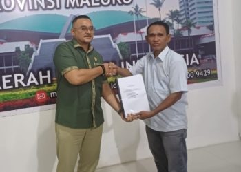 Penyerahan Dokumen Pemekaran Buru Kaiely kepada Senator M. Bisri Latuconsina