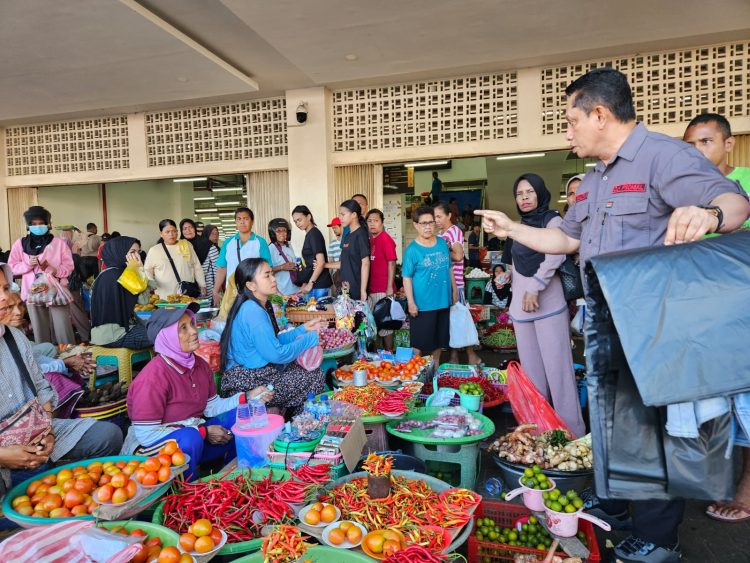 DLH PROMAL LAKUKAN GERAKAN PEMBAGIAN KANTONG SAMPAH DAN EDUKASI PENANGANAN SAMPAH KEPADA PEDAGANG PASAR MARDIKA