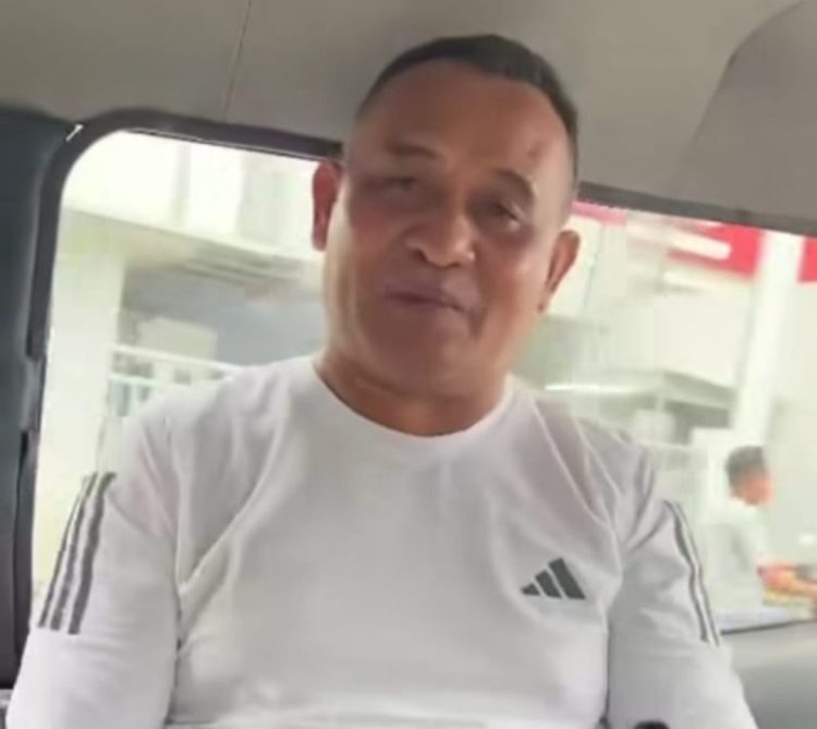 Bupati Ikram Umasugi Tertangkap Kamera Naik Angkot di Ambon, Warga Maluku Apresiasi