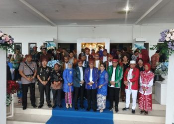 Dalam Rintik Hujan, Semangat Bupati La Hamidi dan Masyarakat Bursel Tak Surut Dalam Membangun Daerah