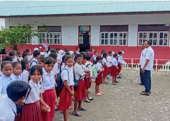 Momin Tomanussa Plt Kadis Pendidikan Bursel Lakukan Kunjungan Berkala ke Sekolah Dorong Mutu Pendidikan