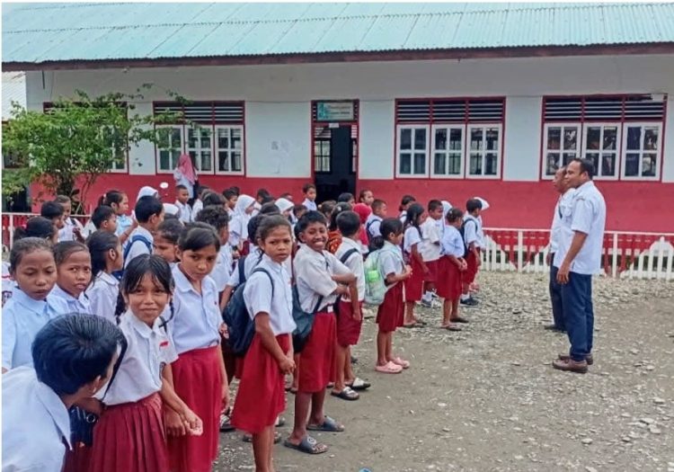 Momin Tomanussa Plt Kadis Pendidikan Bursel Lakukan Kunjungan Berkala ke Sekolah Dorong Mutu Pendidikan
