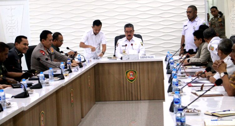 Gubernur Pimpin Rapat Bahas Gunung Botak, Selang : Kawasan Gunung Botak Akan Ditertibkan