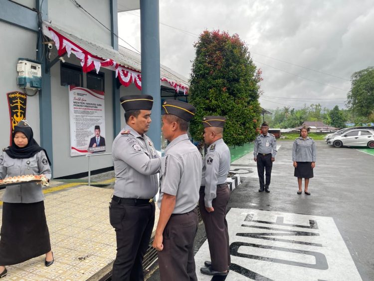 Dua Petugas Rutan Ambon Raih Kenaikan Pangkat, Karutan: Jadikan Ini Pemacu Kinerja
