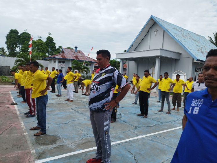 Bentuk Fisik PRIMA, Petugas dan Warga Binaan Lapas Namlea Gelar SKJ dengan Puskesmas Sawa