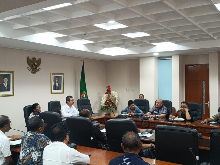 Gubernur dan Pemkab SBB Rapat Bahan PT. SIM