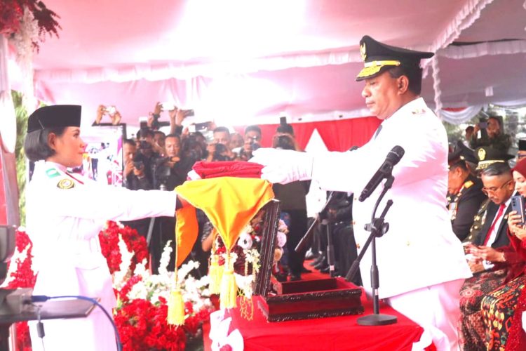 Wagub Maluku Pimpin Penurunan Bendera Sang Merah Putih Di Ambon