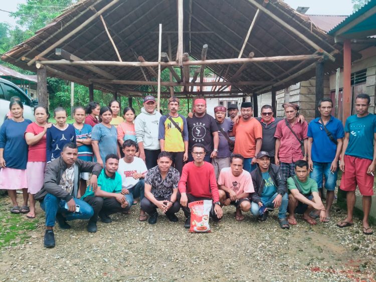 Forum Silaturahmi Buru–Ambalau Bagikan Ratusan Kilogram Beras untuk Warga Komunitas Adat