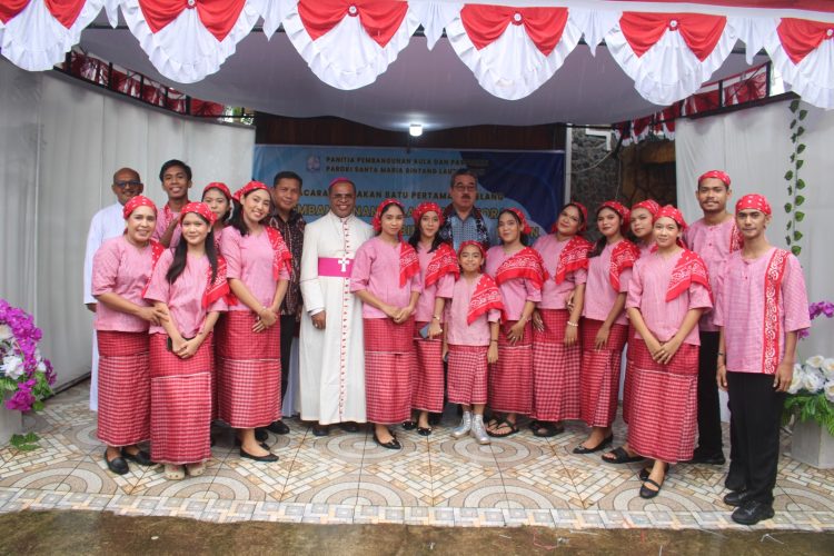 Lewerissa Harap Umat Paroki  Santa Maria Bintang Laut Jadi Contoh Yang Baik