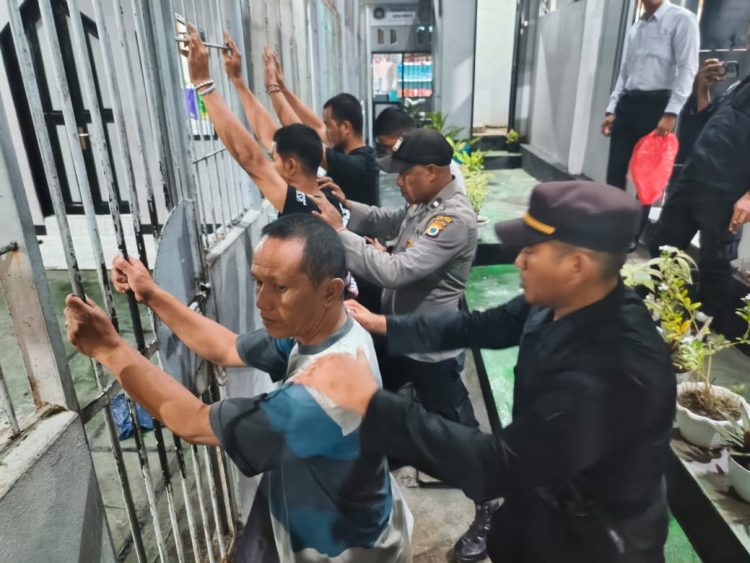 Gelar Razia Malam, Warga Binaan Lapas Wahai Bersih dari Narkoba