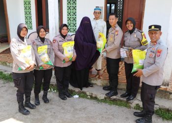 Kapolres Buru Sumbang AlQuran di 10 TPQ