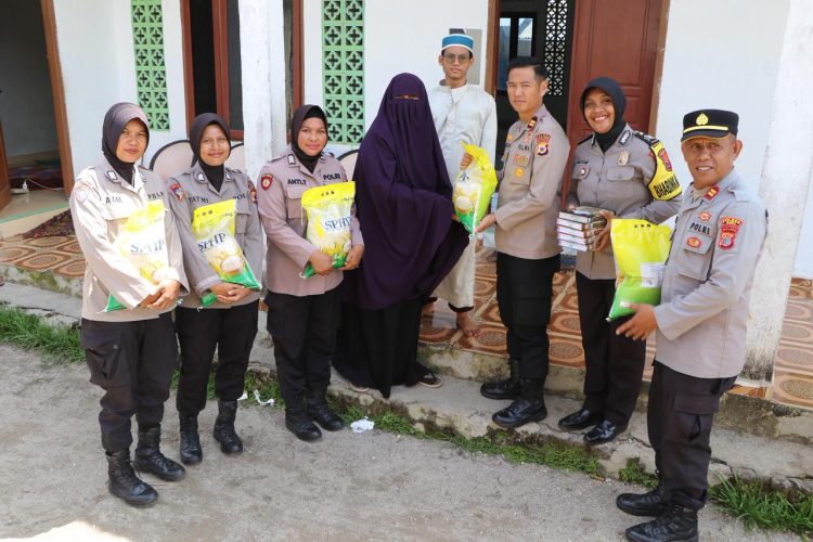 Kapolres Buru Sumbang AlQuran di 10 TPQ