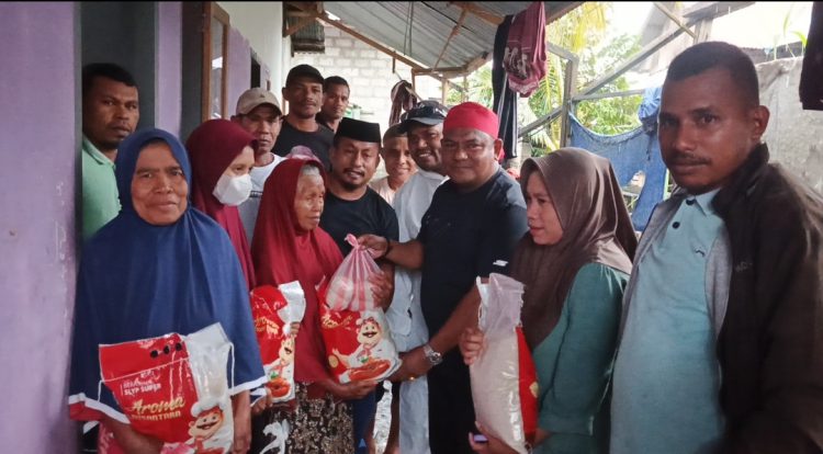 Jelang HUT RI Ke 80, Forum Silaturahmi Buru- Ambalau Bagikan 50 Paket Sembako Kepada  Janda, Lansia dan Warga Kurang Mampu di Namrole