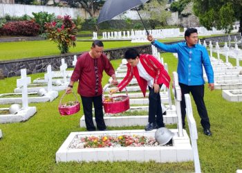 Jelang HUT ke-80 Maluku, Sekda Sadali Ie Pimpin Ziarah dan Tabur Bunga di TMP Kapahaha