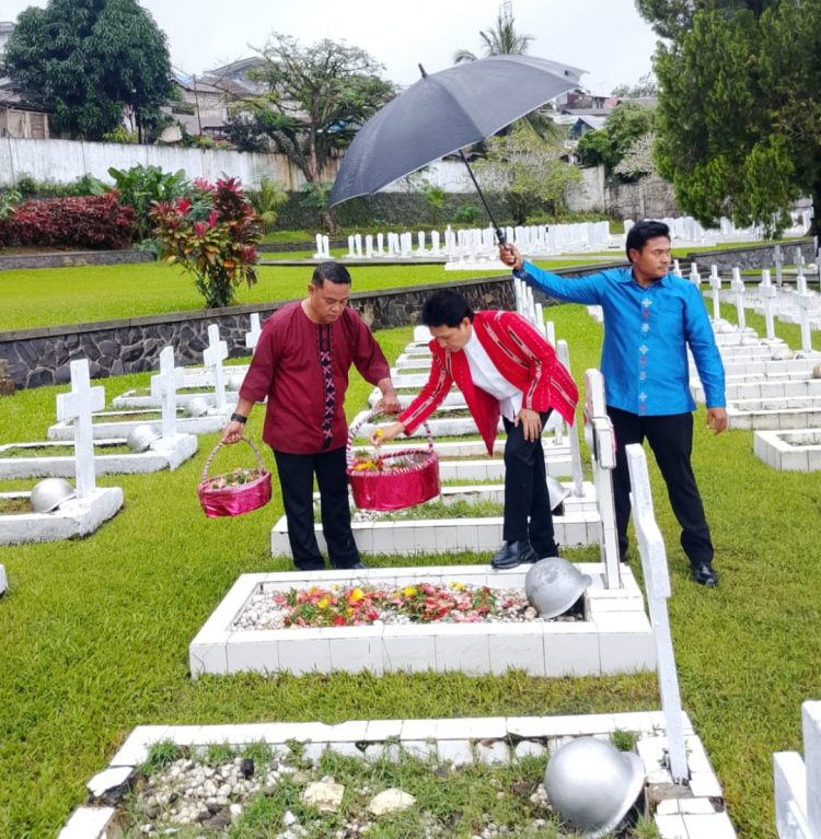 Jelang HUT ke-80 Maluku, Sekda Sadali Ie Pimpin Ziarah dan Tabur Bunga di TMP Kapahaha