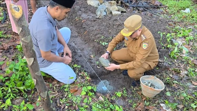Bupati La Hamidi dan Ketua Yayasan Ulil Amri Letakan Batu Pertama Pembangunan 4 RKB Madrasah Aliyah (MA) di Namrole