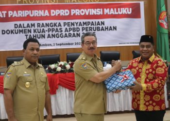Gubernur Maluku Hendrik Lewerissa Menyerahkan Dokumen KUA-PPAS Perubahan APBD 2025