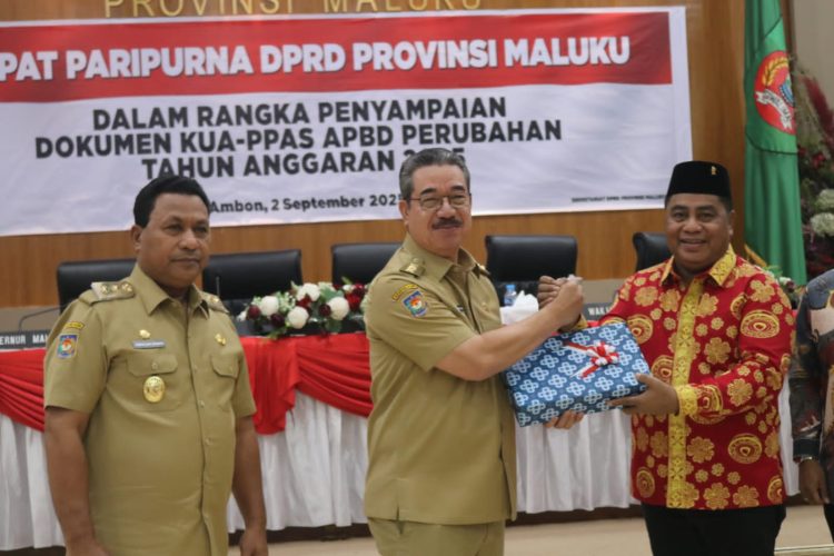 Gubernur Maluku Hendrik Lewerissa Menyerahkan Dokumen KUA-PPAS Perubahan APBD 2025