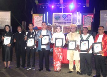 Gubernur Maluku Apresiasi Peran Gereja, Terima Penghargaan di Puncak HUT ke-90 GPM