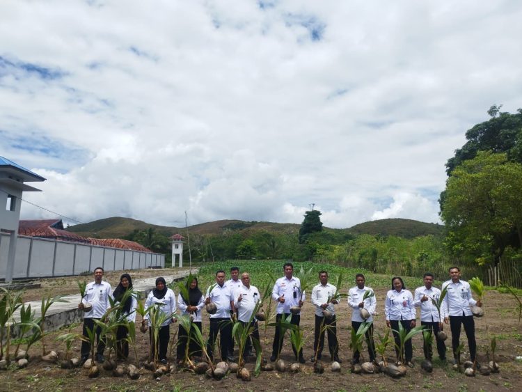 Dukung Ketahanan Pangan Nasional, Lapas Namlea Ikut Gerakan Nasional Penanaman 150 Pohon Kelapa
