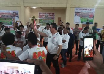 Gubernur Maluku  Tutup Turnamen HL Futsal Cup 2025 di GOR Namlea