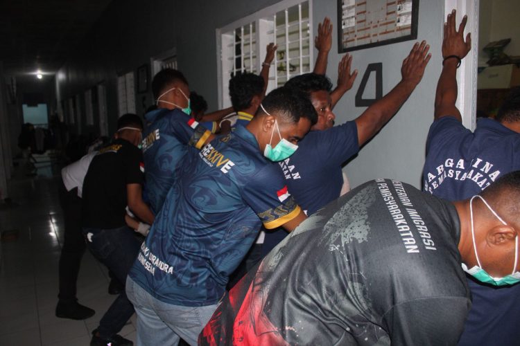 Perkuat Pengawasan dan Ketertiban, Kanwil Ditjenpas Maluku Gelar Razia Persuasif dan Humanis Di Rutan Masohi