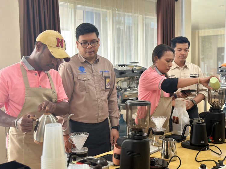 SIAP TAMPIL SEBAGAI BARISTA PROFESIONAL, BPVP LATIH KLIEN BAPAS AMBON KUASAI TEKNIK V60
