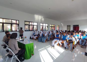 Sambangi SMK Negeri 2  Buru di Jikumerasa, Kapolsek Namlea Ingatkan Pelajar Hindari Miras