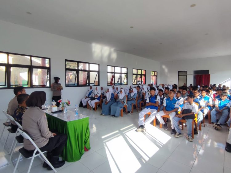 Sambangi SMK Negeri 2  Buru di Jikumerasa, Kapolsek Namlea Ingatkan Pelajar Hindari Miras
