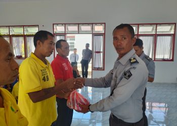 Pastikan Layanan Perawatan Kesehatan Terpenuhi, Lapas Namlea Bagikan Perlengkapan Mandi Bagi WBP