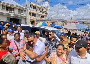 Gubernur Maluku Hendrik Lewerissa Sapa Pedagang Pasar Timur Dobo, Rakyat Sambut dengan Hangat