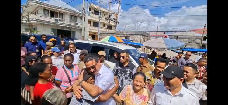 Gubernur Maluku Hendrik Lewerissa Sapa Pedagang Pasar Timur Dobo, Rakyat Sambut dengan Hangat