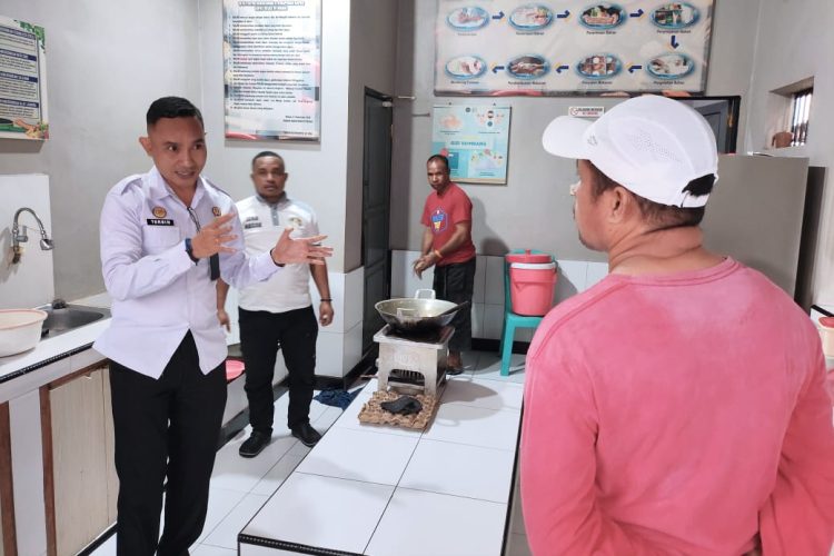 Pastikan Akuntabilitas, Lapas Wahai Ajak Vendor Bama Tinjau Area Dapur