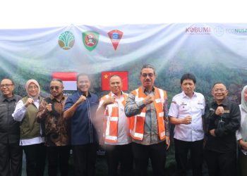 Maluku Ukir Sejarah Baru, Gubernur dan Sekjen Kehutanan Ekspor Perdana Kopal Damar – Pala ke India dan Cina