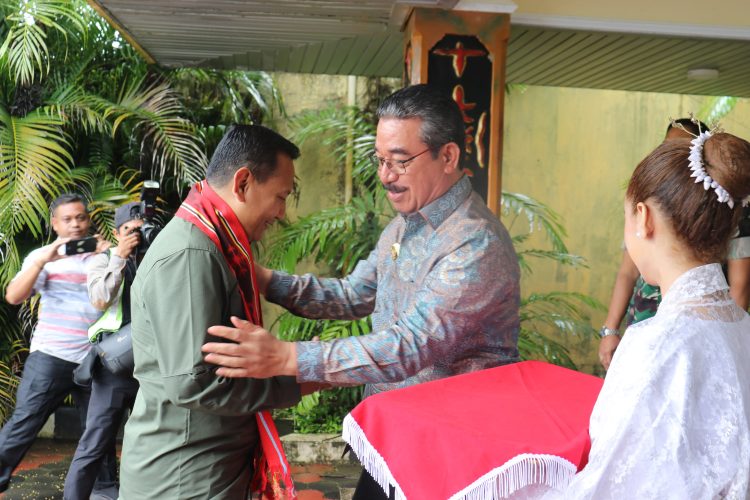 Kunker Perdana di Ambon, Wamen Kehutanan Disambut Gubernur di Bandara Pattimura