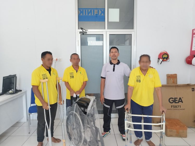 Peduli Mobilitas Lansia, Lapas Namlea Bagikan Alat Bantu Khusus