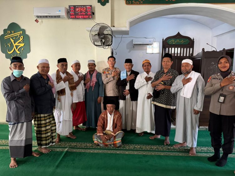 Kapolsek Namlea Bersilaturahmi Dengan Jamaah Mesjid Jabal Nur Seraya Menyampaikan Pesan Kamtibmas