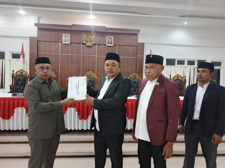 Bupati Bursel Sampaikan Nota Keuangan Perubahan APBD 2025 di Paripurna DPRD, Ini Penjelasannya