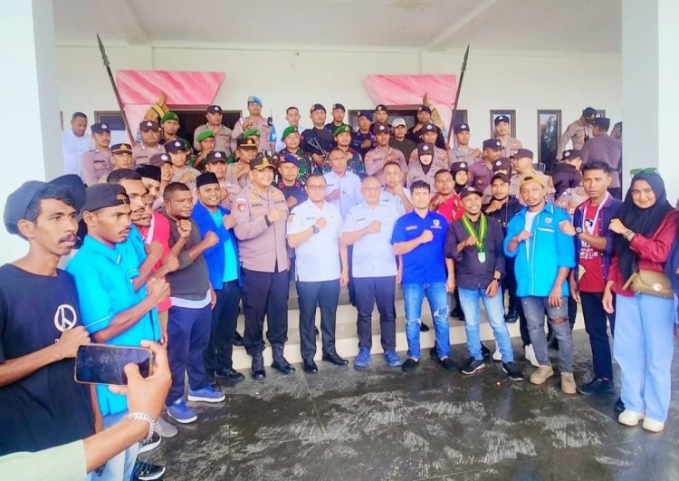 Bupati Bursel La Hamidi Terima Poin Tuntutan OKP Cipayung dan Siap Teruskan ke Pempus